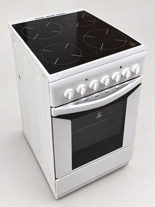 Готварска печка Indesit със стъклокерамичен плот (4 котлона) – Запазена и работеща