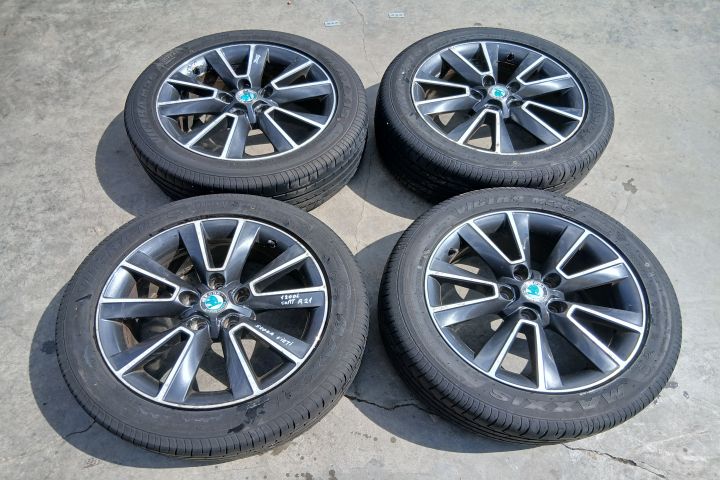 Jante aliaj cu anvelope 17 - set 5L0601025F 225/50 R17 7JX-17H2 ET45