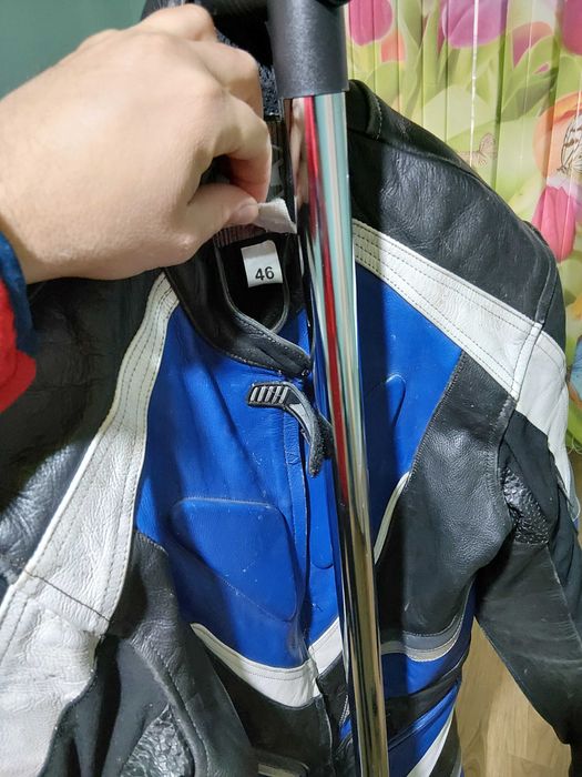 Кожен мото екип две части