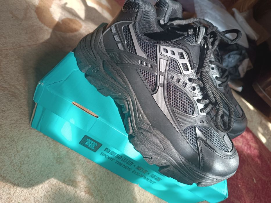 Продам кроссовки универсальные