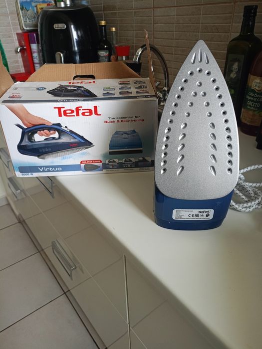 Vând fier de călcat Tefal Virtuo talpa ceramica produs de calitate.