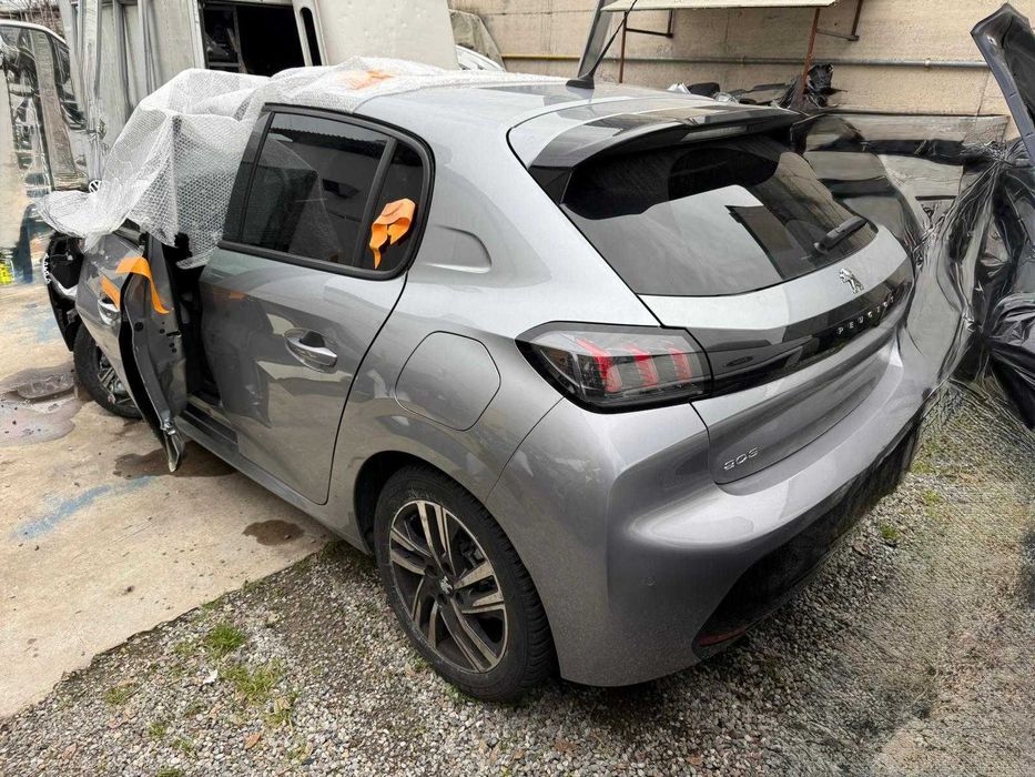 Peugeot 208 PureTech 100 Stop&Start EAT8 5 Usi A  4.200 € AVARIAT