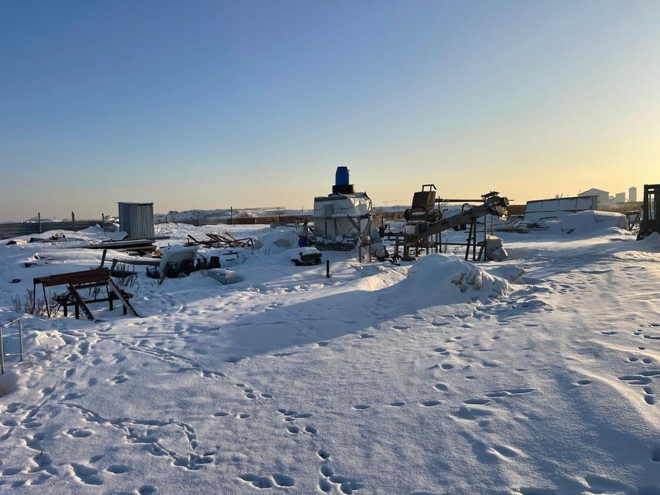 Участок со зданием