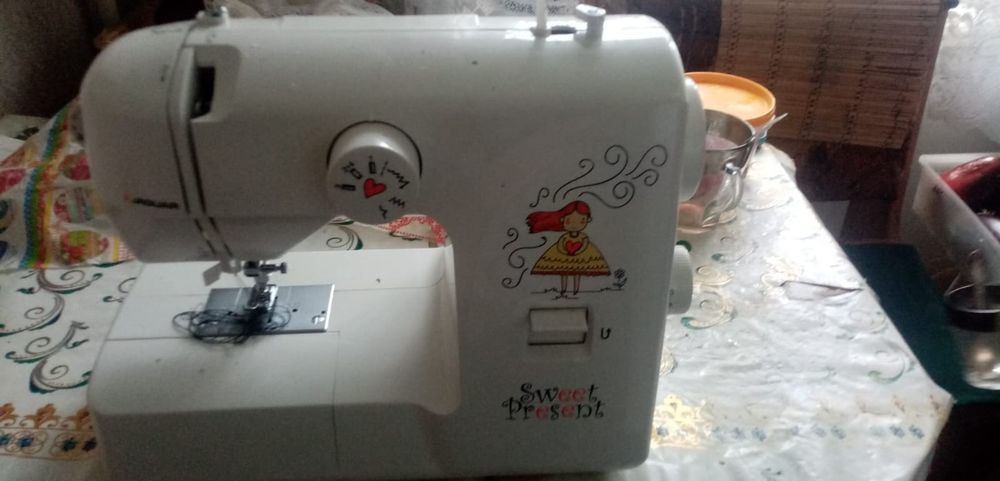 Продам швейную машинку