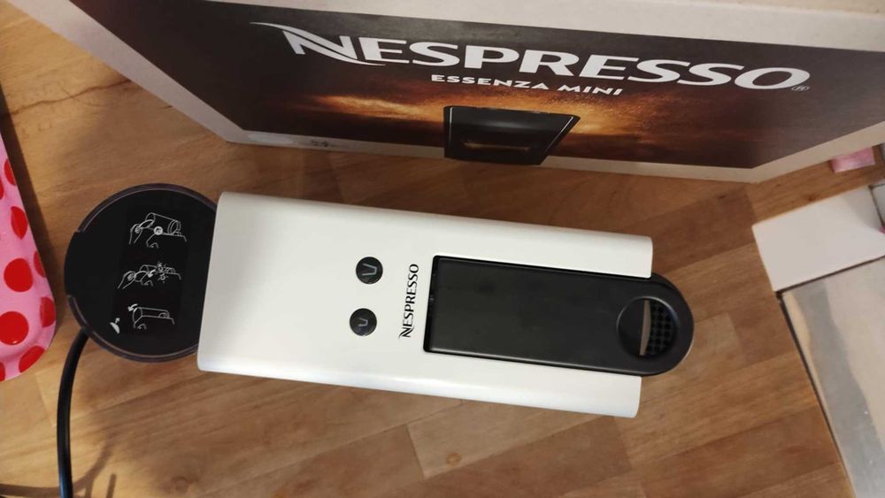Продавам Кафемашина с капсули NESPRESSO ESSENZA MINI Бяла