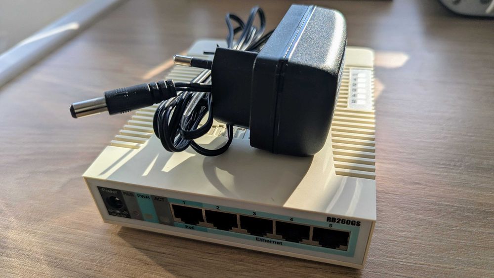 Vând router Mikrotik RB260GS