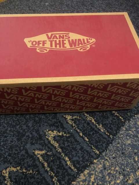 Vand o pereche de incaltaminte barbati Vans