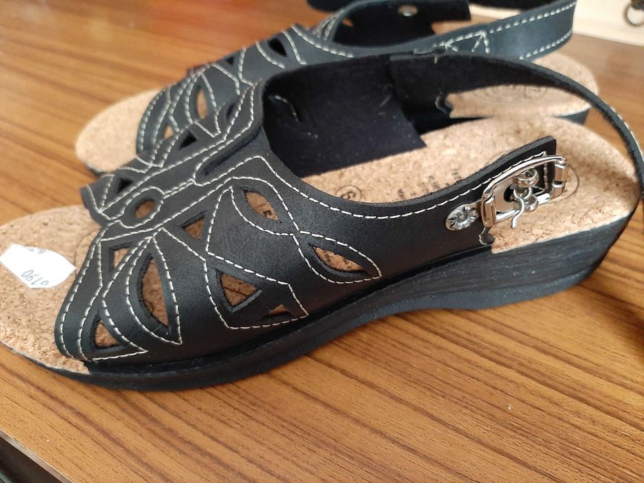 Дамски чехли и обувки, номер 36