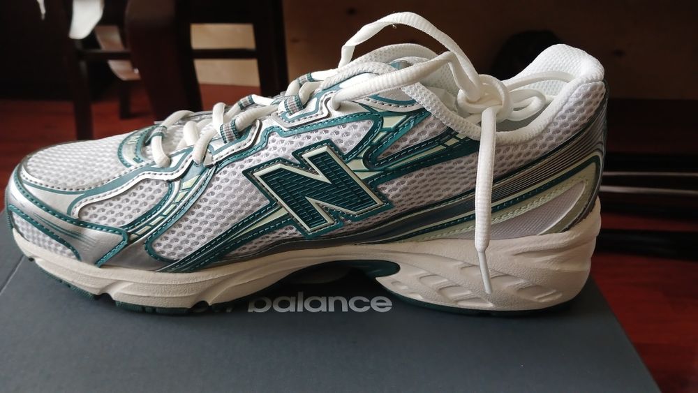 Продам кроссовки новые