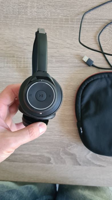 Продавам хедсет Plantronics Poly Voyager Focus 1