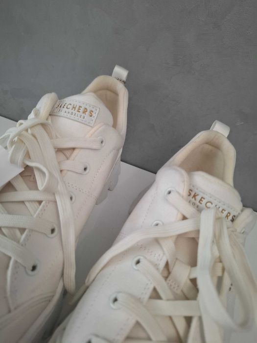 Papuci albi Skechers