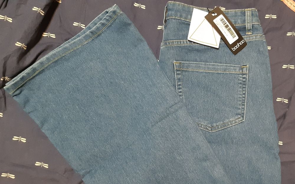 Blugi Boohoo Flare Evazati Rupti Marime 18 / 46 NOI cu Eticheta Talie Inalta