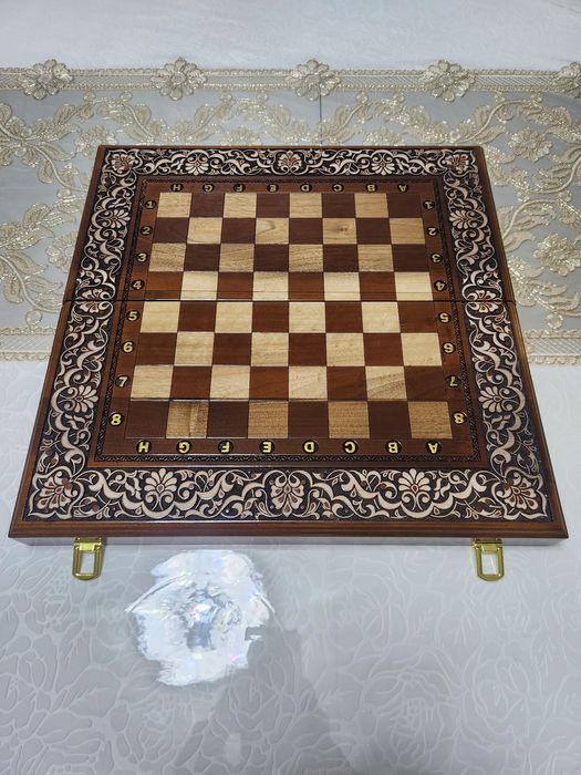 Shaxmat yong'oq daraxtidan tayyorlangan.