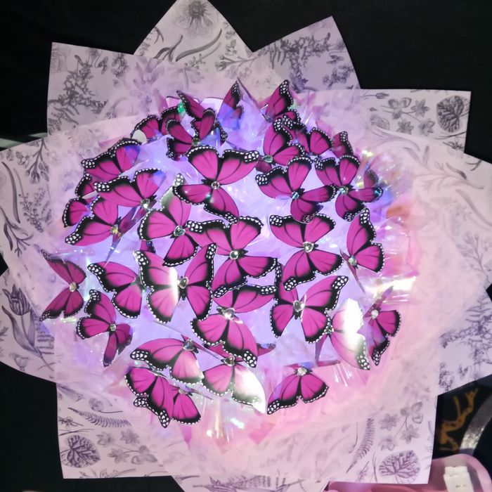 Букет из бабочек и роз