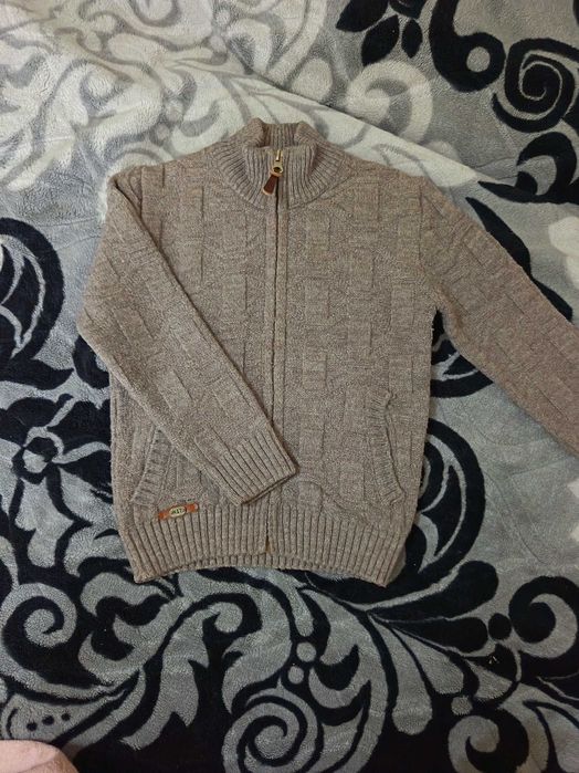 Продаётся свитер на мальчика 4,5 лет