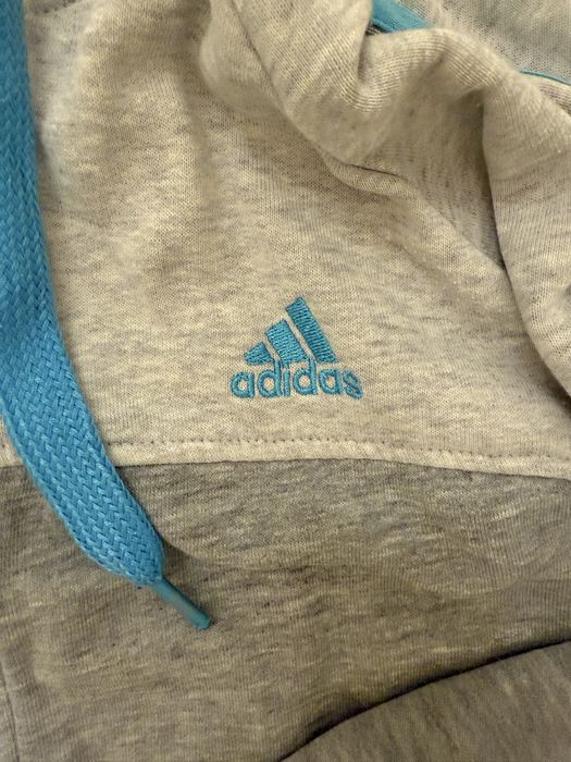 Adidas essentials суичер ленти през качулката