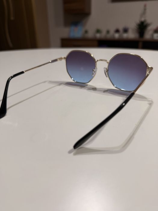 Продавам слънчеви очила