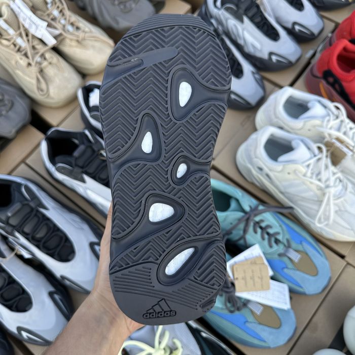 Pantofi Sport Yeezy Boost 700 MNVN Metallic- 100% originali