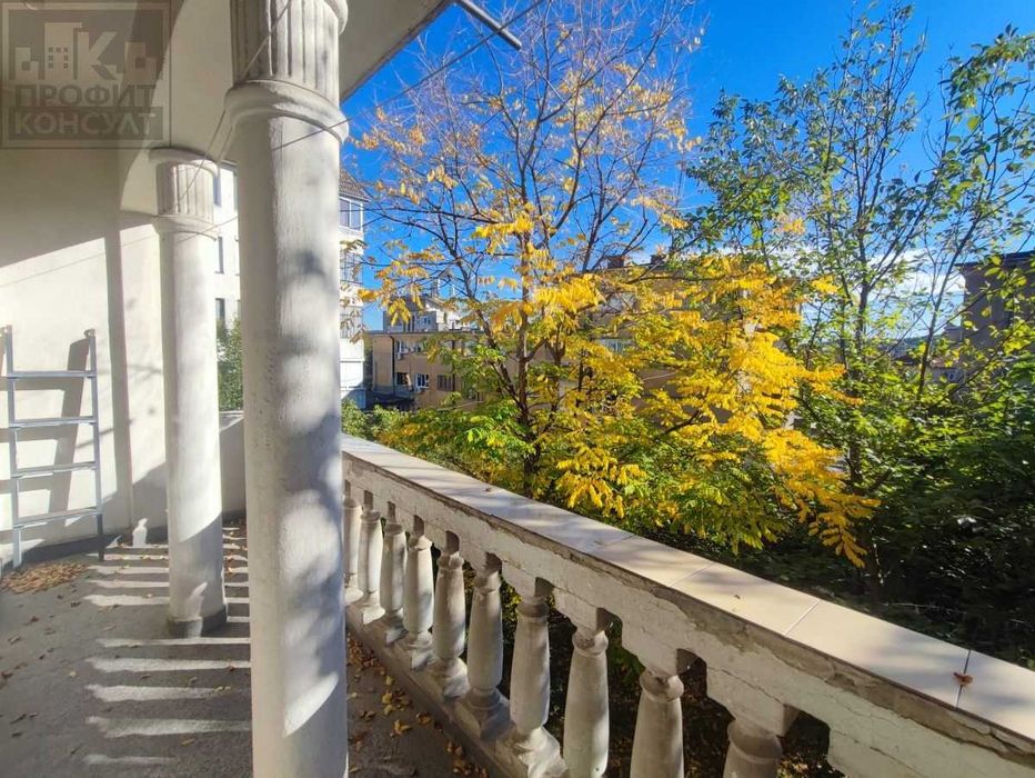 Тристаен апартамент с гараж в идеален център