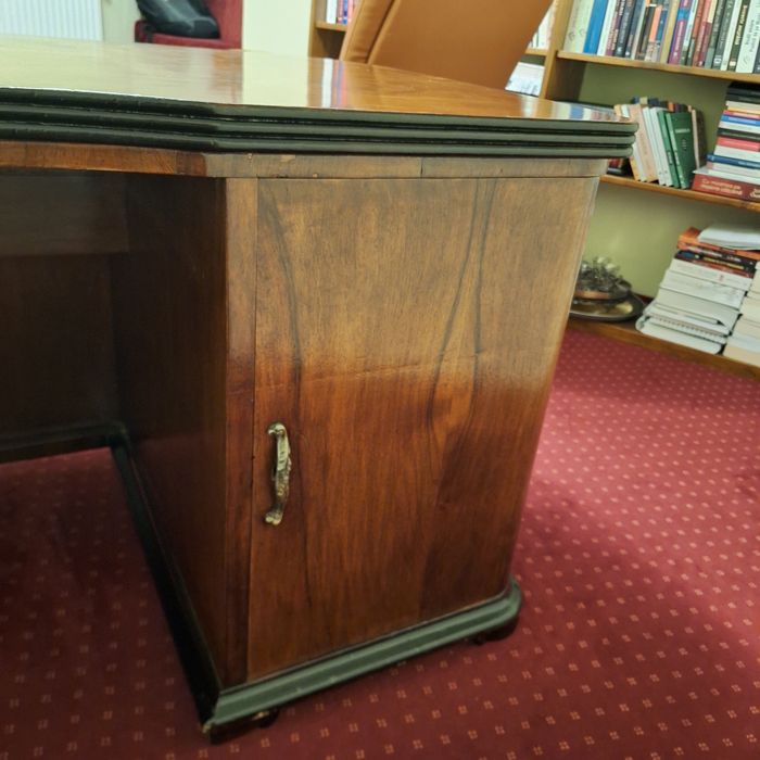 Mobilier birou clasic: masa, scaun si biblioteca