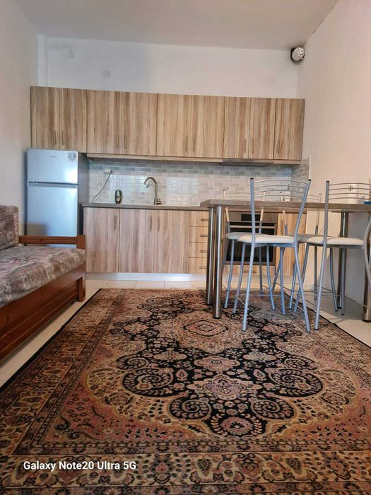 Продава три чудесни апартамента по 55 м2 в прекрасно оформен двор 400 м2 в Аспровалта, Гърция