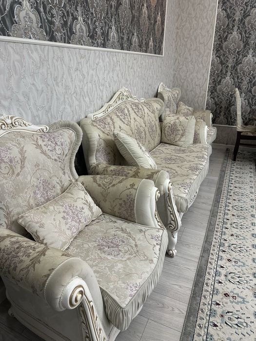 Диван с двумя креслами