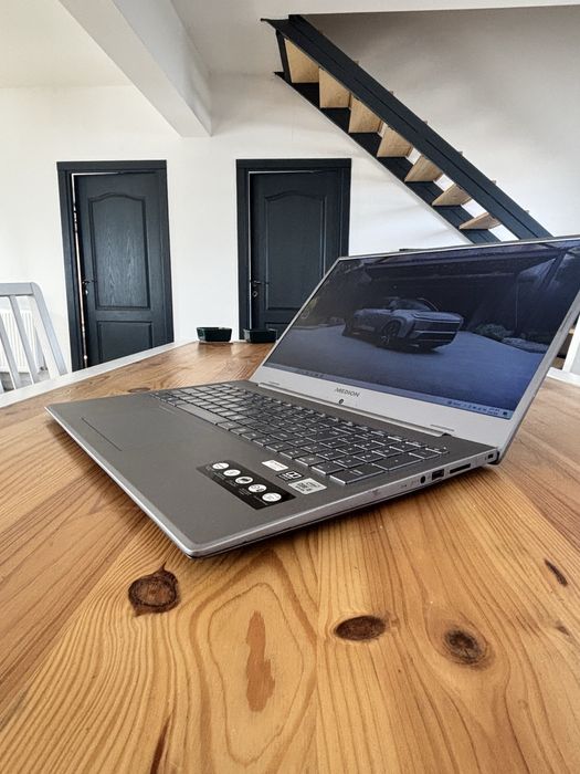 Medion 17,3• procesor i5 generatia 10• 12gb ram DDR4• SSD