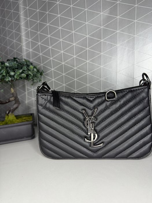 Poseta Yves Saint Laurent