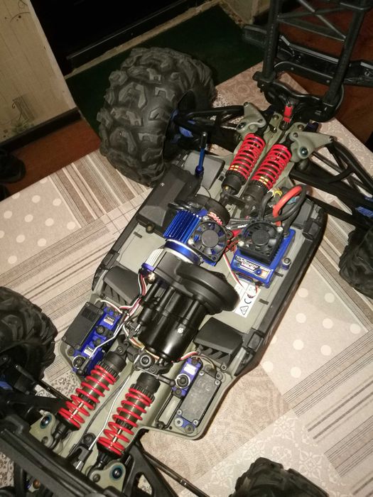 Traxxas Summit масштаб 1/8