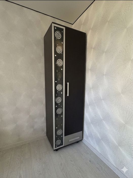 компактный  темный шкаф