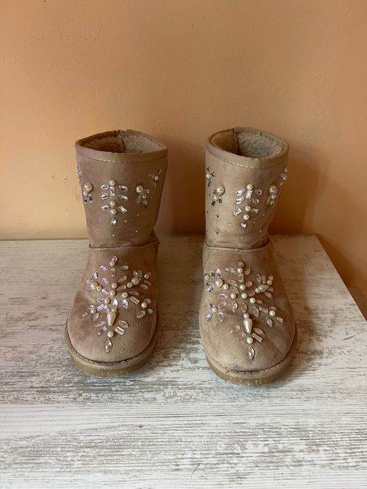 Плюшени бежови боти с нашити блестящи камъни и перли 38 номер с плюш