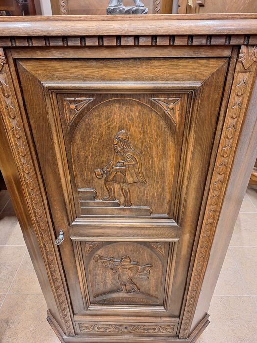 Винтидж ъглов шкаф с богата дърворезба