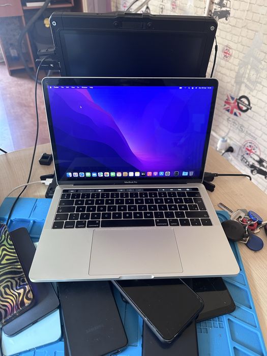 Macbook Pro 13 inch cu TouchBar A1706