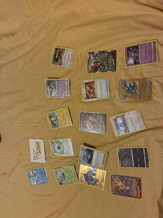 Pokemon карти + предпазно пакетче с 100 protective sleeves и v star карта о 3 талона за покемон гоу ПОДАРЪК КУТИЙКА ЗА СЪХРАНЕНИЕ НА КАРТИ