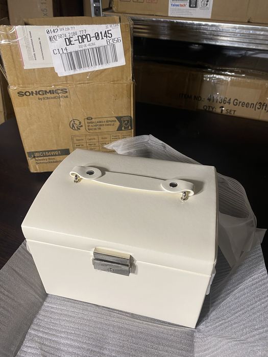 Заключваща се кутия за бижута Songmics