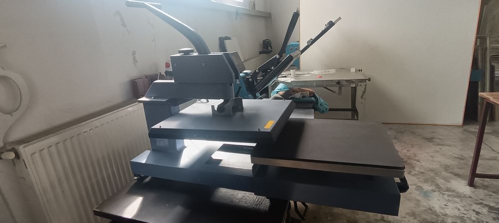 De vânzare Presa termica A3
Presa are suprafață de imprimare  49 /40 cm
Partea de jos este retractabila pentru o fixare mai ușoară a imprimeurilor
Pre