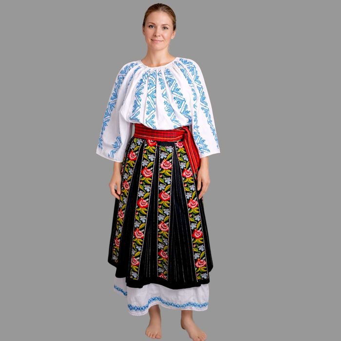 Costum popular vechi lucrat manual din zona Mehedinti M-L