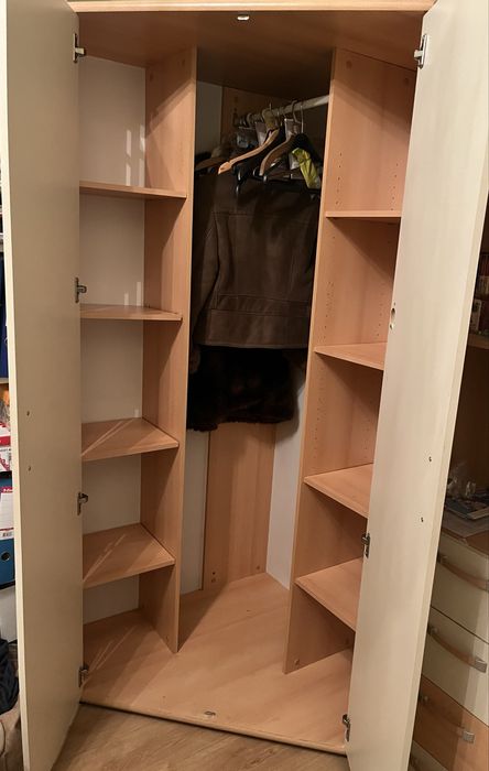 Ъглов двукрилен гардероб с етажерка