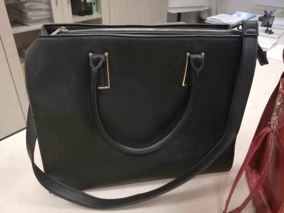 Geanta mărime medie spre mare foarte frumoasă și incapatoare