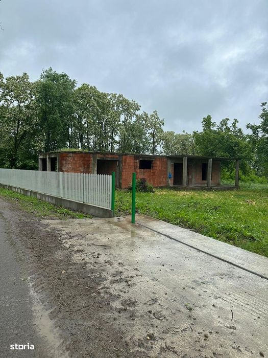 Casa caramida la rosu in Vladeni