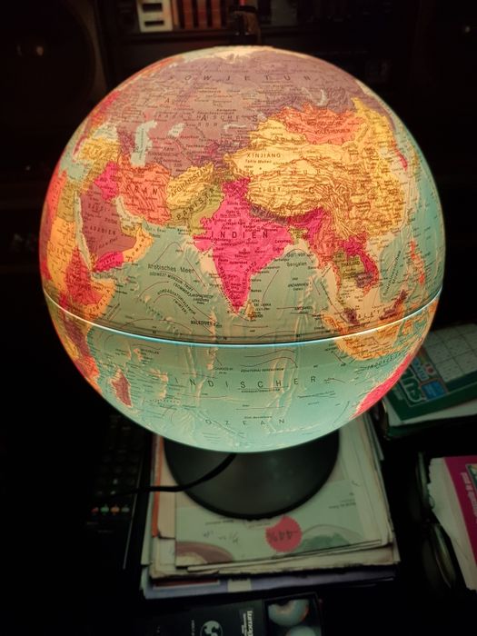 Glob geografic Pământ iluminat