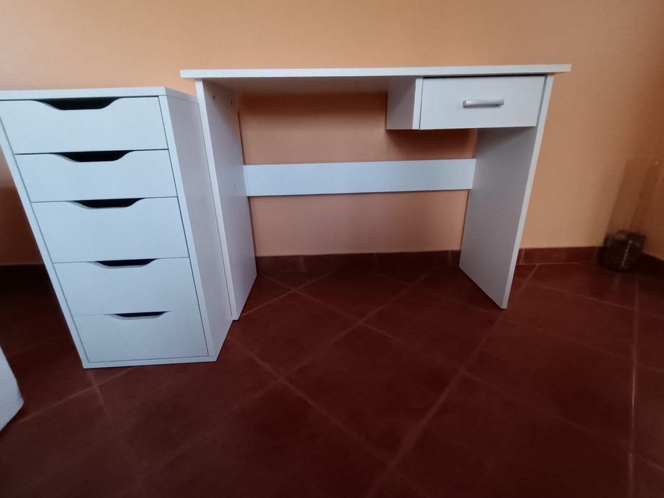 Birou si comoda alba