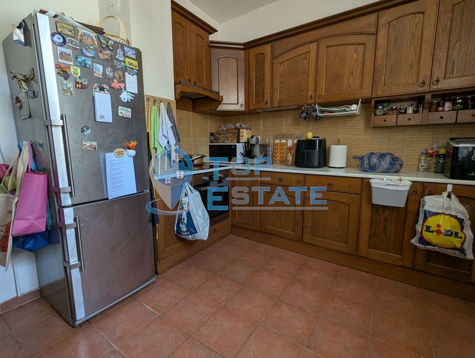 Масивна триетажна къща със сауна и басейн в близост до центъра на гра