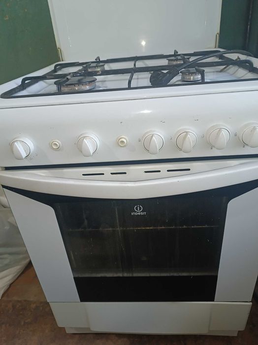 Продам газовую плиту indesit