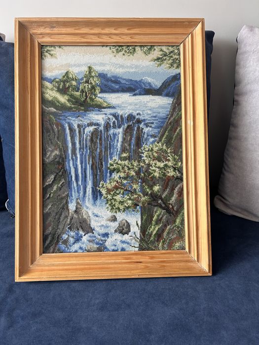 Голям ръчно шит гоблен „Водопад“ с масивна дървена рамка и стъкло – 64×45 см