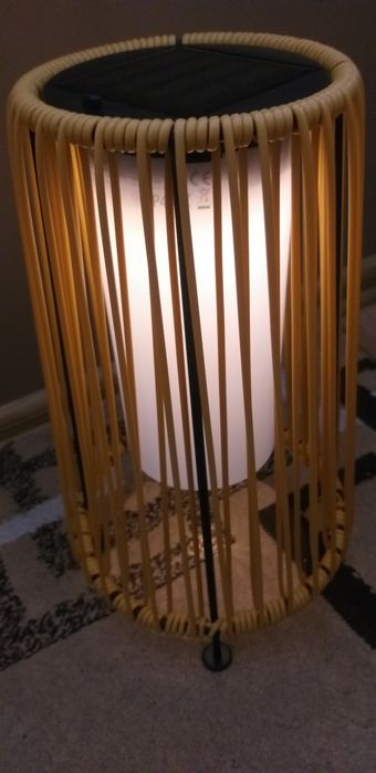 Lampa cu incarcare solara