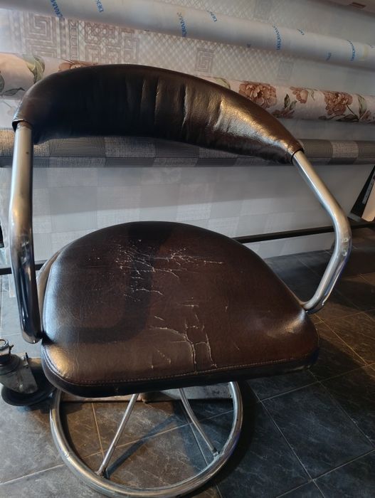 Въртящи се кожени столове