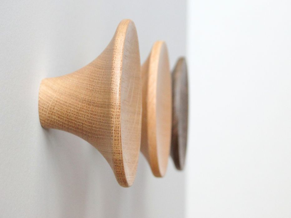 Дървени закачалки за стена или стенен панел.