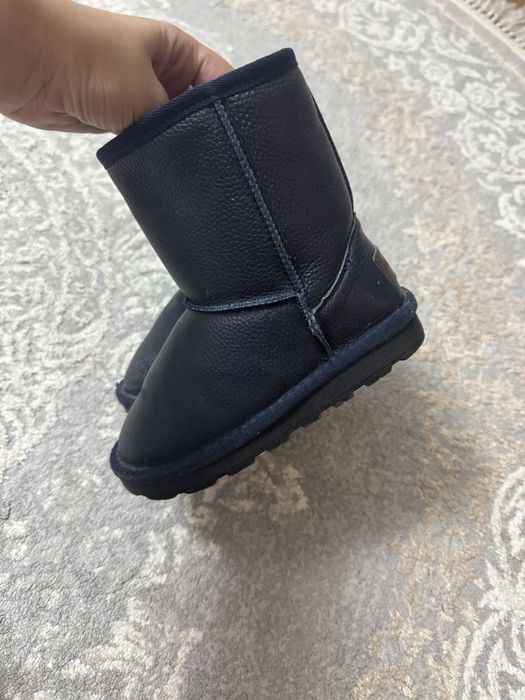 Продам зимние Детские угги