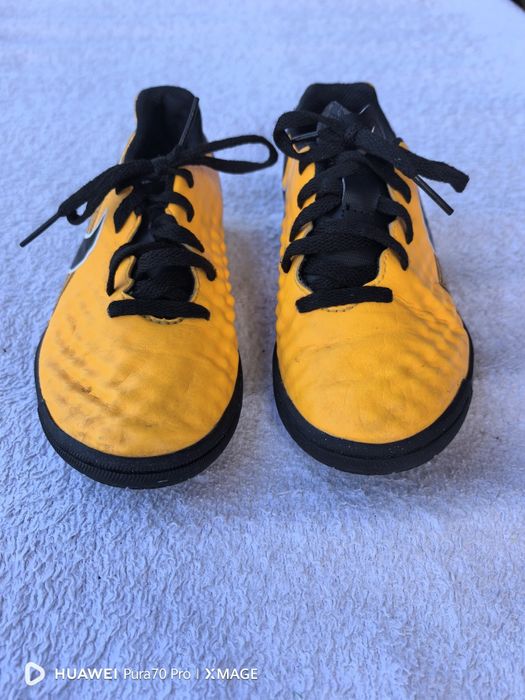 Футболни обувки за зала на nike номер 29.5 стелка 18см